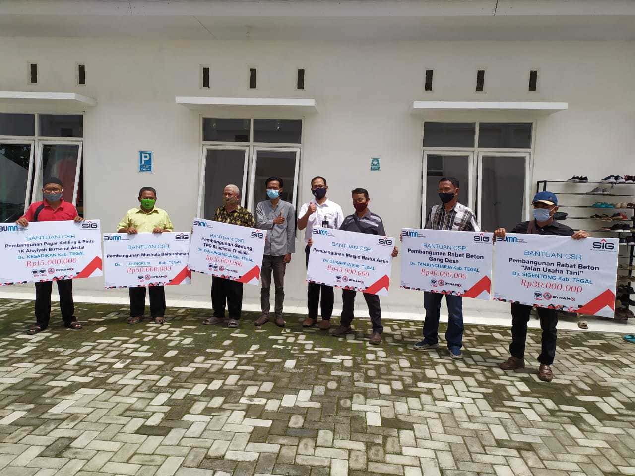 PT Semen Indonesia Tbk melalui Program SIG PEDULI menyalurkan bantuan kepada sejumlah rumah ibadah, sarana pendidikan dan prasarana lainnya di Tegal. - Image