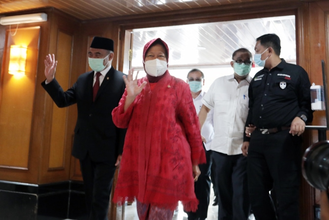 Pejabat lama Menteri Sosial Ad Interim Muhajir Effendi bersama Menteri Sosial Tri Rismaharini saat acara serah terima jabatan Menteri Sosial di Kantor Kementerian Sosial, Jakarta, Rabu (23/12/2020). Tri Rismaharini resmi diangkat Presiden Joko Widodo me - Image