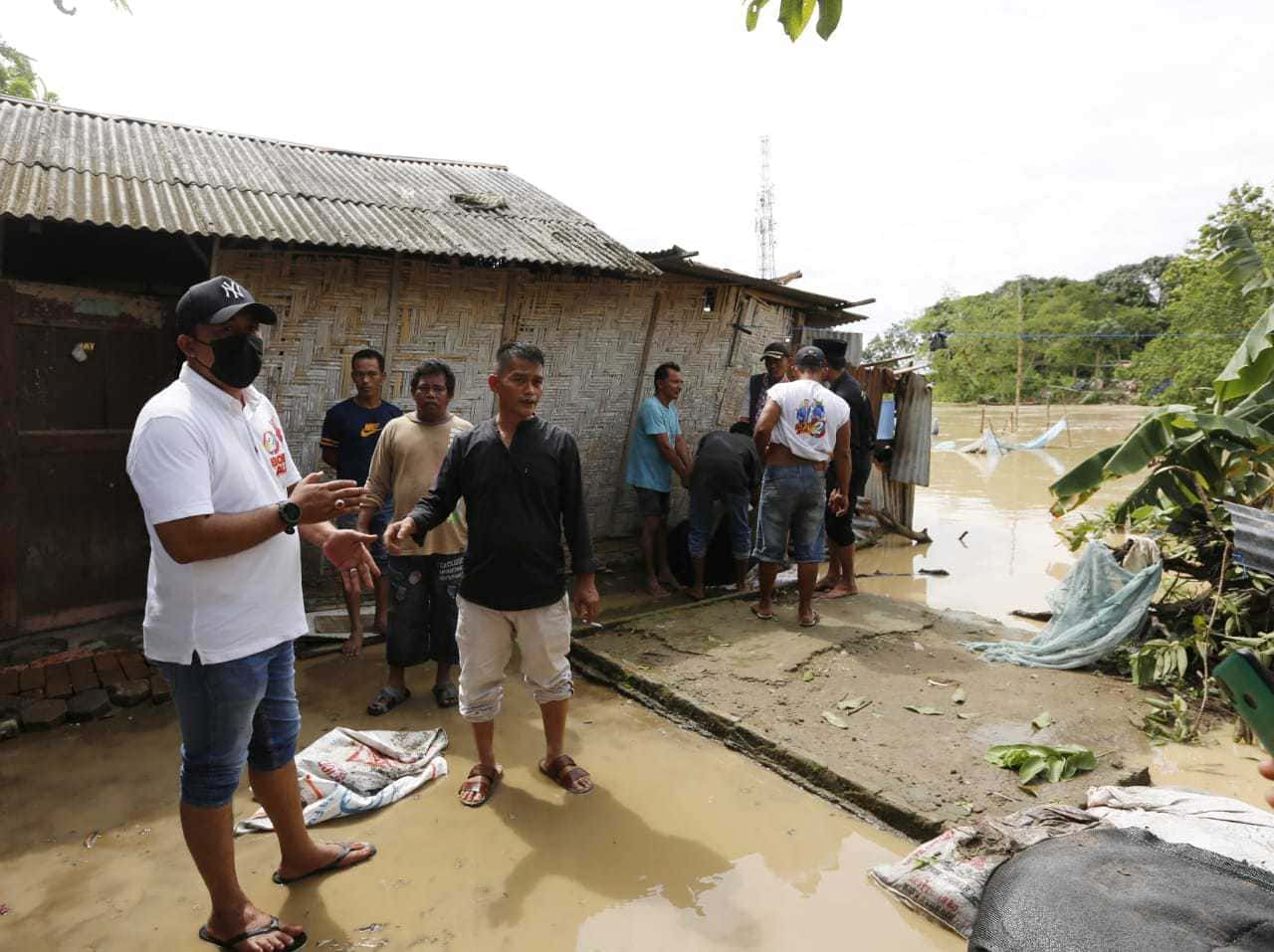 Cawawali Medan Aulia Rachman meninjau lokasi banjir di Medan Marelan. (For JawaPos.com) - Image