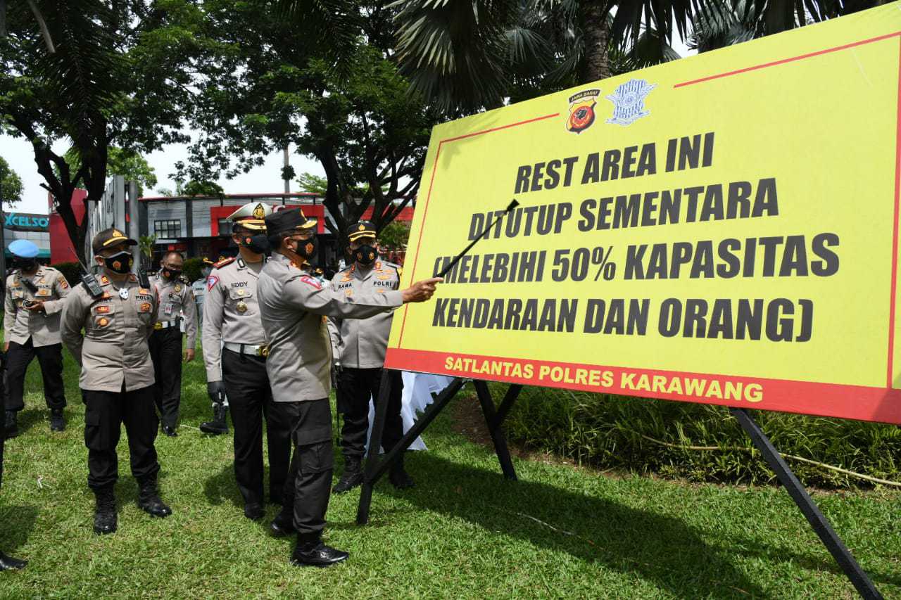 Kakorlantas Polri Irjen Pol Istiono melanjutkan tinjauannya di rest area KM 57 tol Jakarta-Cikampek, Rabu (23/12) dalam rangka pengamanan libur natal dan tahun baru (Nataru). (Istimewa) - Image