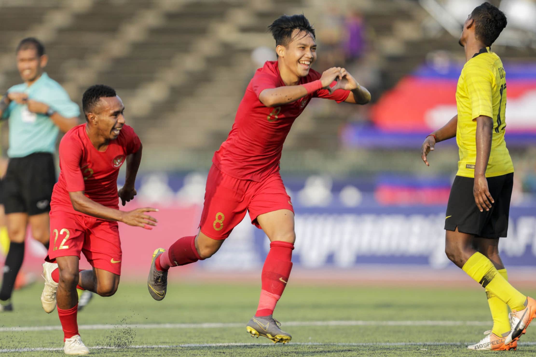 Selebrasi Pemain Timnas Indonesia U-22 8. Witan Sulaiman setelah berhasil membobol gawang Timnas U-22 Malaysia pada Laga Piala AFF U-22 di Stadion National Olimpic Phnom Penh, kemarin. Allex Qomarulla/Jawa Pos - Image
