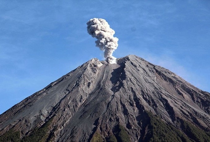 Gunung Semeru dipantau dari Desa Supit Urang, Kecamatan Pronojiwo, Lumajang, Jawa Timur beberapa waktu lalu. Cucuk Donartono/Antara - Image