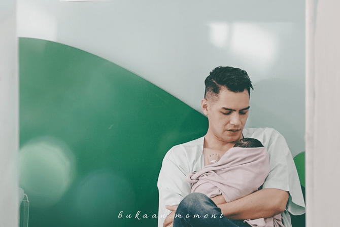 Jonas Rivanno saat menggendong anak pertamanya, Chloe Emanuelle Van Wattimena. (Instagram Asmirandah) - Image