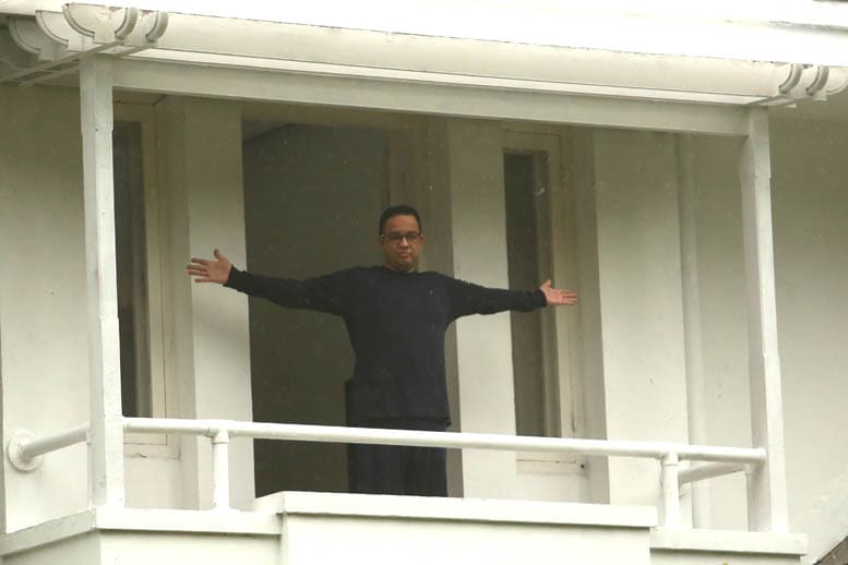Gubernur DKI Jakarta Anies Baswedan beraktivitas saat menjalani isolasi di rumah dinasnya di Menteng, Jakarta Pusat, Kamis (3/12/2020). Anies Baswedan terkonfirmasi positif COVID-19 sejak Selasa (1/12) setelah melakukan tes usap PCR pada Senin (30/11) dan - Image