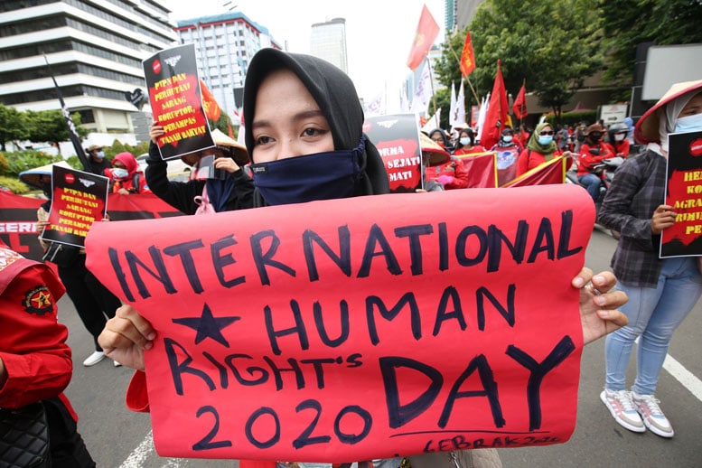Sejumlah buruh melakukan aksi unjuk rasa di kawasan Thamrin, Jakarta, Kamis (10/12/2020). Aksi tersebut dalam rangka memperingati Hari Hak Asasi Manusia (HAM) Internasional tahun 2020. FOTO:MIFTAHULHAYAT/JAWA POS - Image