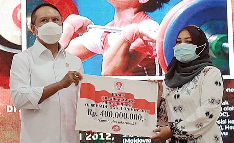 PANTANG MENYERAH: Citra Febrianto dan Zainuddin Amali setelah penyerahan bonus di Wisma Kemenpora, Jakarta (21/12). (HUMAS KEMENPORA) - Image