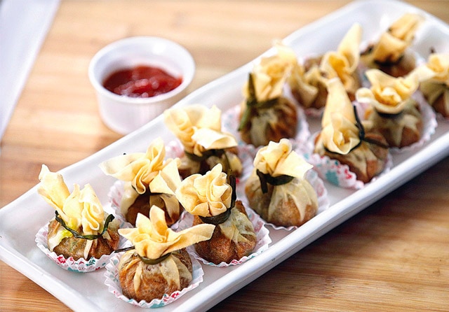 KUDAPAN RENYAH: Bahan-bahan yang diperlukan untuk membuat dimsum money bag mudah didapatkan. Pengolahannya pun simpel. (Angger Bondan/Jawa Pos) - Image