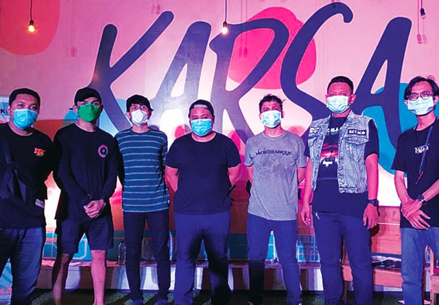 KREATIVITAS ANAK MUDA: Anggota komunitas Kita Arek Surabaya alias Karsa saat menggelar stand-up comedy antaranak muda di sekretariat mereka, Jalan Jaksa Agung Suprapto nomor 23. (Karsa for Jawa Pos) - Image