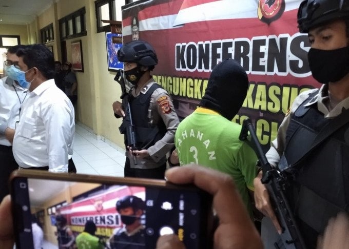 Polisi menangkap Dd, pelaku pencabulan terhadap puluhan siswa di Cianjur, Jawa Barat. Ahmad Fikri/Antara - Image