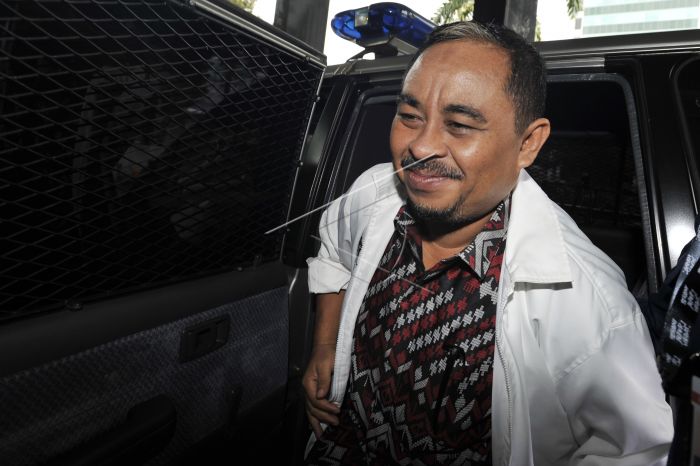 Mantan Presiden PKS Luthfi Hasan Ishaaq keluar dari mobil tahanan untuk menjalani pemeriksaan Komisi Pemberantasan Korupsi di Jakarta, Rabu (8/5). Luthfi diperiksa sebagai saksi untuk tersangka Ahmad Fathanah terkait kasus dugaan suap perijinan impor dagi - Image