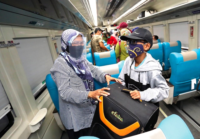 JARAK JAUH: Sejumlah penumpang di dalam kereta api Turangga jurusan Surabaya–Bandung di Stasiun Gubeng Baru kemarin. Jumlah pengguna moda transportasi KA masih tinggi selama libur Nataru. (Robertus Risky/Jawa Pos) - Image