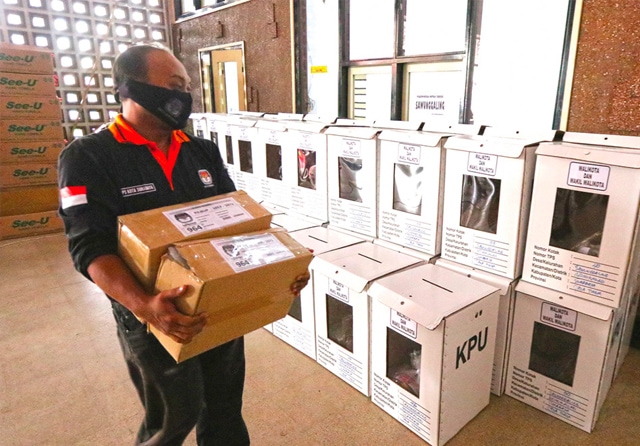 DIKEJAR WAKTU: Petugas PPK Wonokromo menyusun perlengkapan logistik yang baru diterima dari KPU Surabaya kemarin. Selanjutnya, mereka mendistribusikannya ke kelurahan dan TPS. (Frizal/Jawa Pos) - Image