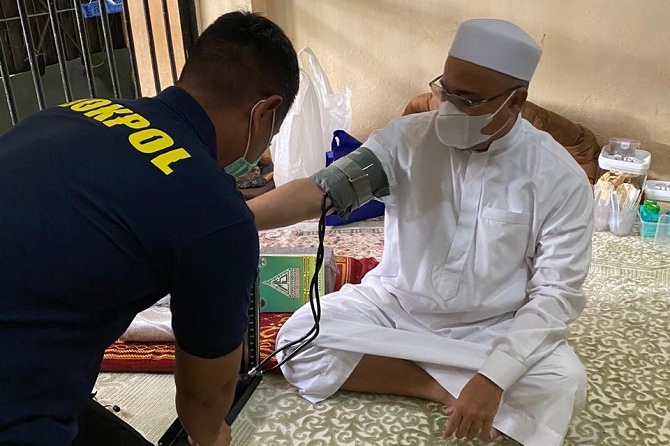 Imam Besar FPI Rizieq Shihab saat diperiksa kesehatannya. (istimewa) - Image