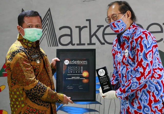 Bupati Sumedang Dony Ahmad Munir menerima penghargaan dari Founder and Chairman Marketeer Inc Hermawan Kartawijaya. (Humas Pemkab Sumedang) - Image