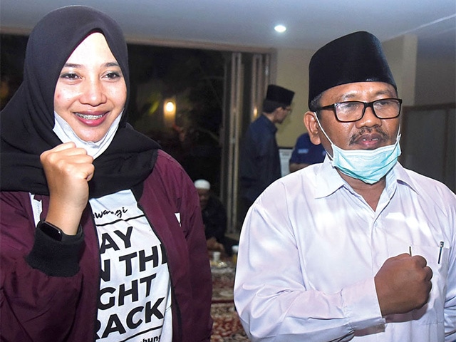 OPTIMISTIS: Ipunk Fiestiandani Azwar Anas dan Sugirah saat deklarasi kemenangan di pilkada Banyuwangi kemarin (9/12). (RAMADA KUSUMA/JAWA POS RADAR BANYUWANGI) - Image