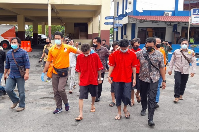 Para tersangka pelaku kasus pengeroyokan dua anggota Batalion Infantri 144/Jaya Yudha Curup dibawa polisi dalam reka ulang di Gedung Pusat Komando Markas Polda Bengkulu, Bengkulu, Jumat (8/1). Carminanda/Antara - Image