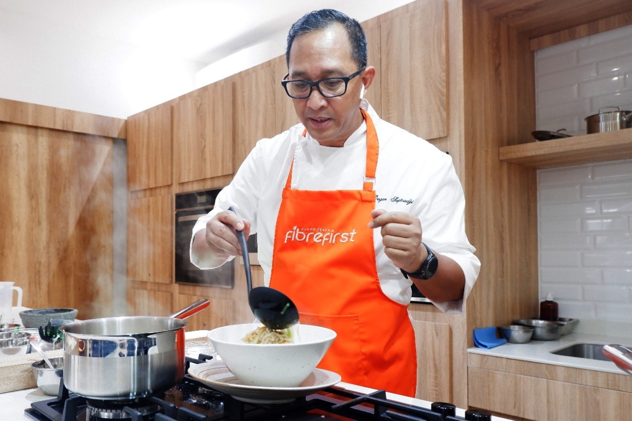Chef Degan ajak para ibu rumah tangga untuk terus berkreasi memasak olahan sayur dan buah untuk keluarga/istimewa - Image