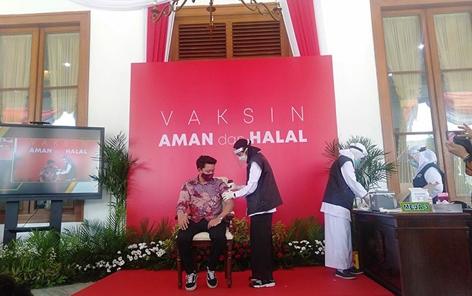 Suasana vaksinasi di halaman Gedung Negara Grahadi Surabaya. Rafika Yahya/JawaPos.com - Image