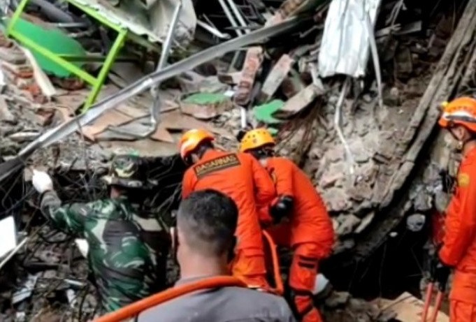 Relawan Basarnas Mamuju berupaya melakukan evakuasi korban gempa berkekuatan 6,2 magnitudo di Mamuju, Jumat (15/1). M. Faisal Hanapi/Antara - Image