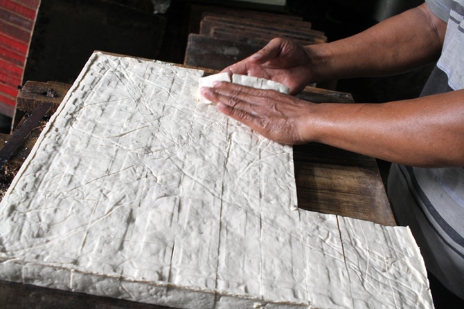 Pekerja membuat tahu di industri rumahan, Duren Tiga, Jakarta, Minggu (3/1/2021). Kedelai sebagai bahan baku pembuatan tahu mengalami lonjakan harga dari Rp 7.200 menjadi Rp 9.200 per kilogram. Foto: Dery Ridwansah/ JawaPos.com - Image