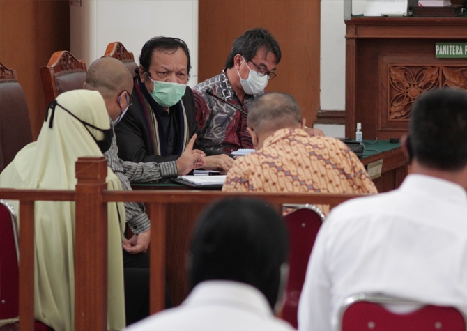 Tim Kuasa Hukum Habib Rizieq Shihab saat mengikuti sidang praperadilan di Pengadilan Negeri Jakarta Selatan, Jakarta, Senin (4/1). Pengadilan Negeri Jakarta Selatan menggelar sidang perdana gugatan praperadilan yang dilayangkan oleh Habib Rizieq Shihab te - Image