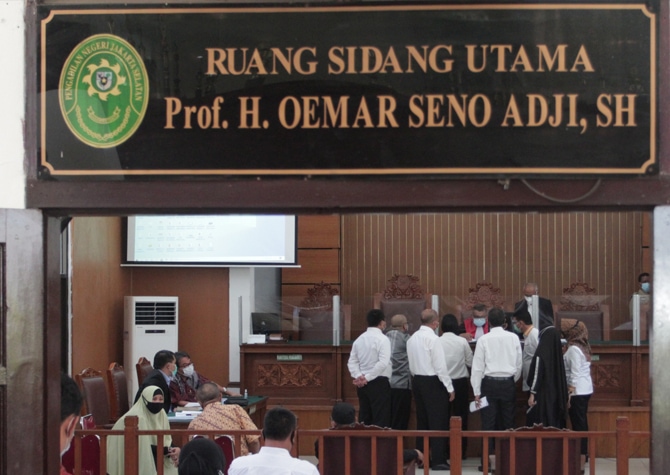 Tim Kuasa Hukum Habib Rizieq Shihab saat mengikuti sidang praperadilan di Pengadilan Negeri Jakarta Selatan, Jakarta, Senin (4/1). Pengadilan Negeri Jakarta Selatan menggelar sidang perdana gugatan praperadilan yang dilayangkan oleh Habib Rizieq Shihab te - Image