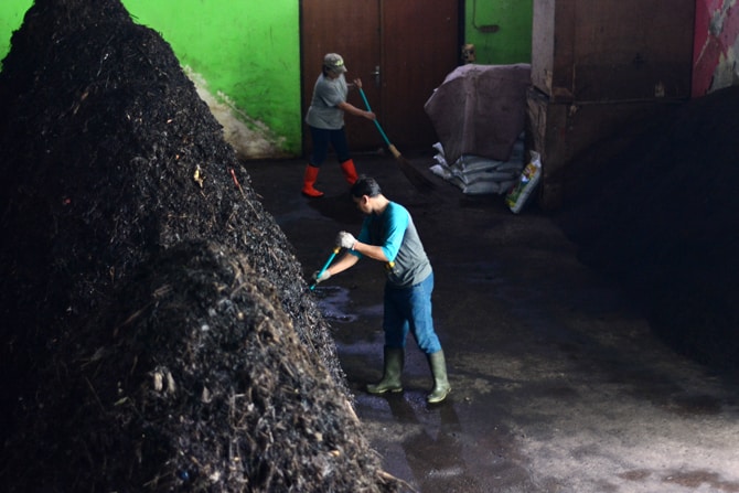 Petugas mengolah sampah organik di Unit Pengolahan Sampah (UPS) Merdeka 1, Depok, Jawa Barat, Jumat (29/1/2021). Dinas Lingkungan Hidup dan Kebersihan (DLHK) Kota Depok setiap hari mengolah 2 ton sampai 3 ton sampah rumah tangga tersebut menjadi pupuk or - Image