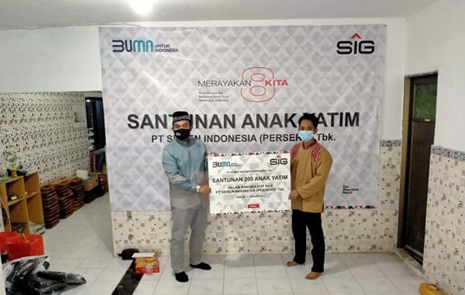 PT Semen Indonesia (Persero) Tbk (SIG) melalui program tanggung jawab sosial perusahaan atau Corporate Social Responsibility (CSR) - SIG Peduli memebrikan bantuan berupa santunan biaya dan peralatan sekolah diberikan kepada anak yatim-piatu di beberapa - Image