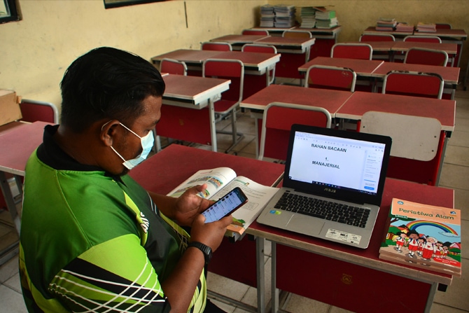 Guru memberikan materi mata pelajaran olahraga secara daring di sebuah kelas kosong di SDN Pondok Cabe Udik 01, Pamulang, Tangerang Selatan, Jumat (8/1/2021). Rencana kegiatan belajar tatap muka pada awal Januari di wilayah Tangerang Selatan dibatalkan k - Image