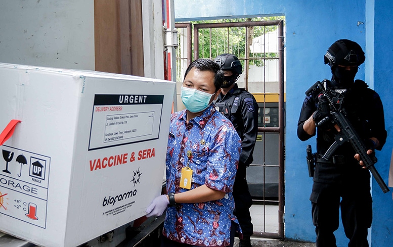Petugas menurukan kardus berisi Vaksin Covid-19 Sinovac dari dalam truk menuju cold storage di Kantor Dinas Kesehatan Jawa Timur. Vaksin yang berjumlah 77760 tersebut disimpan di cold storage Dinkes Jatim. Vaksin tahap pertama akan diperuntukan untuk 139 - Image