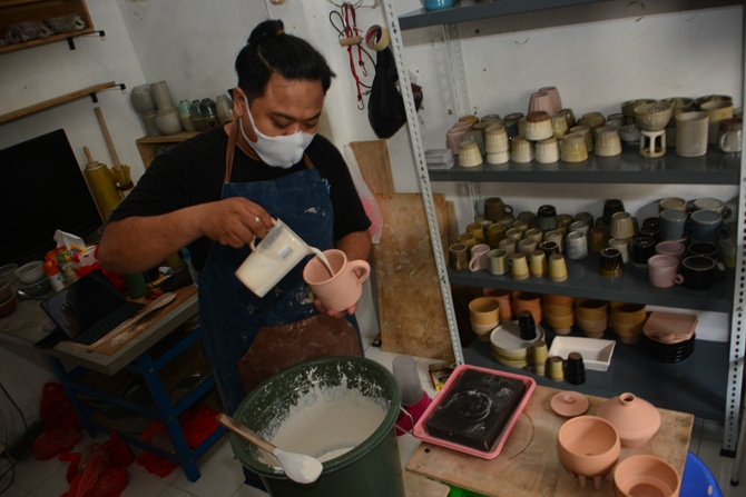 Pengerajin keramik menyelesaikan pembuatan keramik di workshop Damdam Keramik Studio di Pondok Aren, Kota Tangerang Selatan, Banten, Rabu (24/1/2021). Pemerintah melalui Kementerian Koperasi dan UMK akan melanjutkan program pemberian bantuan kepada pelaku - Image