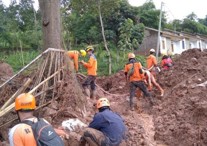 Petugas Tim SAR gabungan tengah mencari korban longsor di Kecamatan Cimanggung, Kabupaten Sumedang, Jawa Barat, Rabu (13/1/2021). (ANTARA/Bagus Ahmad Rizaldi) - Image