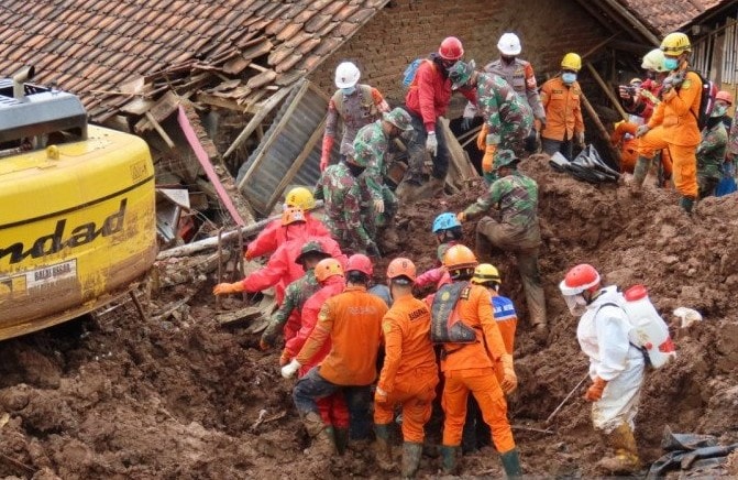 Petugas SAR melakukan pencarian korban longsor di Kecamatan Cimanggung, Kabupaten Sumedang, Jawa Barat. Kantor SAR Bandung/Antara - Image