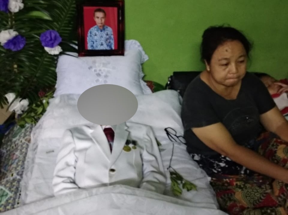 Jenazah Waozaro Harefa sebelum dimakamkan didampingi anaknya Rimilah Harefa. (Istimewa) - Image