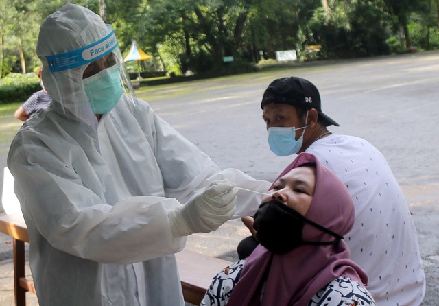 Calon pengunjung melakukan rapid test antigen sebelum memasuki Taman Safari Indonesia (TSI), Kabupaten Bogor, Jawa Barat, Senin (11/1). Setiap pengunjung wajib membawa membawa hasil rapid antigen nonreaktif. Jika tidak, pihak Taman Safari Indonesia menyed - Image
