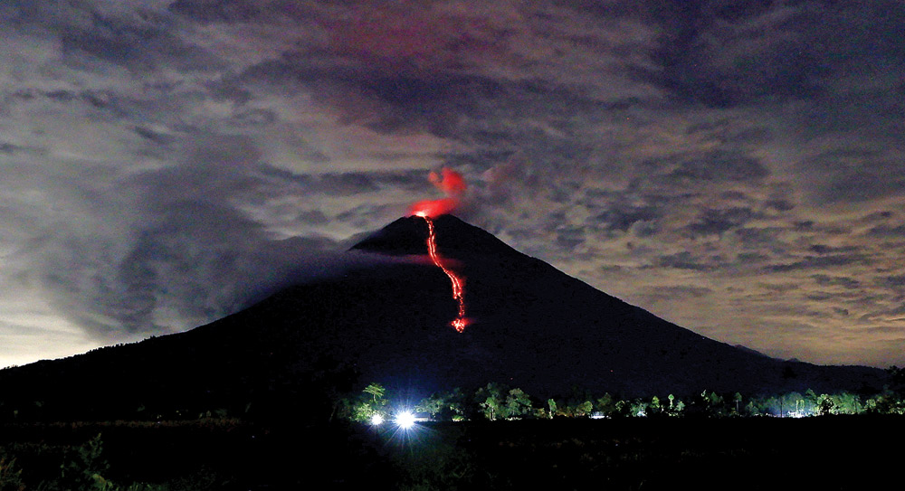 LIDAH API: Aktivitas Gunung Semeru beberapa saat setelah erupsi Sabtu malam (16/1), terpantau dari Oro Oro Ombo, Kecamatan Pronojiwo, Lumajang. (SUGIIRI/JAWA POS RADAR JEMBER) - Image