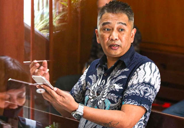 MEMBERATKAN: Helton memberikan keterangan sebagai saksi dalam sidang di PN Surabaya. (Dimas Maulana/Jawa Pos) - Image