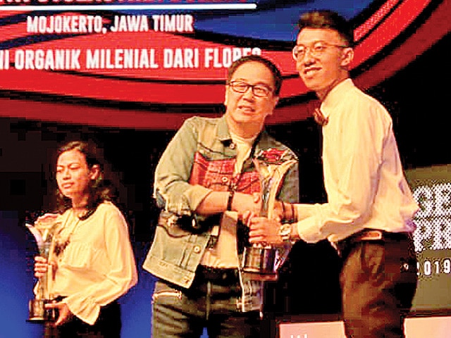 KARYA UNIK: Nurman Farieka Ramadhani saat menerima penghargaan di Semangat Astra Terpadu Untuk (SATU) Indonesia Award 2020. (ASTRA SATU INDONESIA AWARDS) - Image