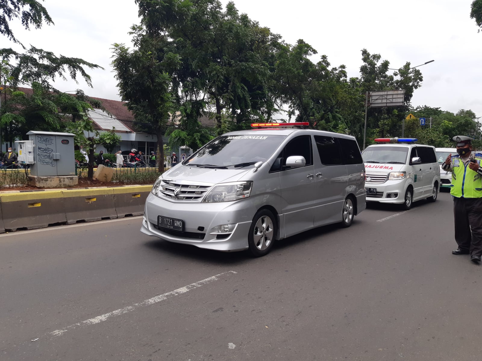 Jenazah almarhum Syekh Ali Jaber tiba di rumah duka yang berlokasi di Perumahan Taman Berdikari Sentosa, Rawamangun, Jakarta Timur. Muhammad ridwan/JawaPos.com - Image