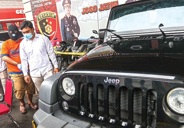 BARANG BULTI: Jeep Wrangler yang disita dari rumah tersangka Agung Wibowo diduga dibeli dari hasil menggadaikan sertifikat tanah korban. (Dimas Maulana/Jawa Pos) - Image