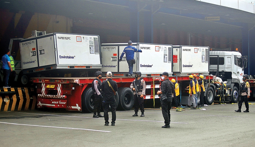BAHAN BAKU VAKSIN: Petugas mengemas kontainer Envirotainer berisi 15 dosis bahan baku vaksin Covid-19 di Bandara Soekarno-Hatta, Tangerang, kemarin. (HANUNG HAMBARAN/JAWA POS) - Image