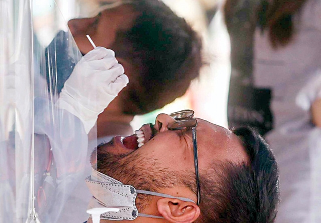 PENUHI SYARAT TERBANG: Beberapa calon penumpang menjalani rapid test antigen di parkir Terminal 1 Bandara Juanda, Jumat (1/1). (Alfian Rizal/Jawa Pos) - Image