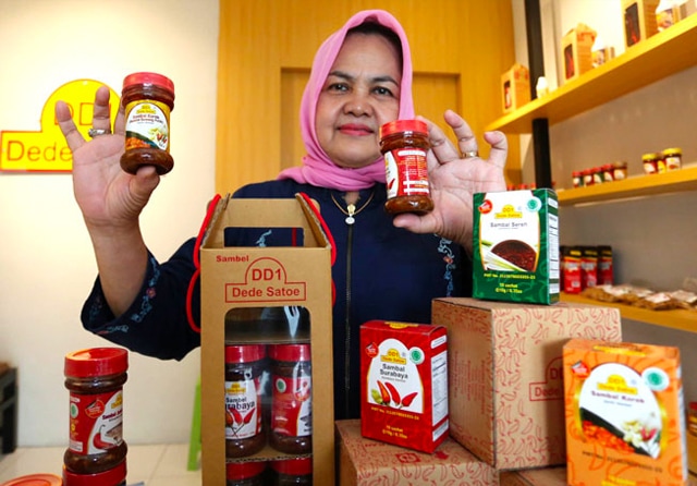 TEMBUS LUAR NEGERI: Susilaningsih menunjukkan produk sambal Surabaya miliknya di Jalan Tenggilis, Surabaya, Senin (4/1). Produk itu telah sampai ke Amerika Serikat dan Kanada. (Robertus Risky/Jawa Pos) - Image