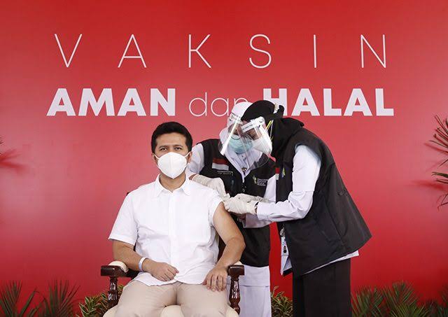 Pelaksanaan vaksinasi Wakil Gubernur Jawa Timur Emil Elestiano Dardak pada Kamis (14/1). Rafika Yahya?JawaPos.com - Image