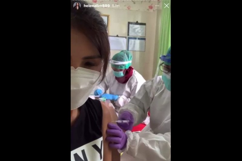 Pemilik akun Instagram @helenalim899 mendapatkan vaksinasi COVID-19. (Instagram @helenalim899) - Image