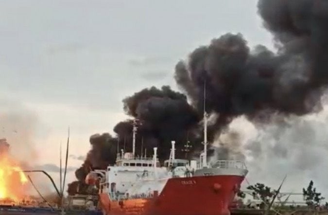 Kapal yang terbakar dan meledak di sekitar galangan PT Barokah Perkasa, Kelurahan Pulau Atas, Kecamatan Sambutan, Samarinda, Kalimantan Timur pada Kamis (11/2) sore. Arumanto/Antara - Image