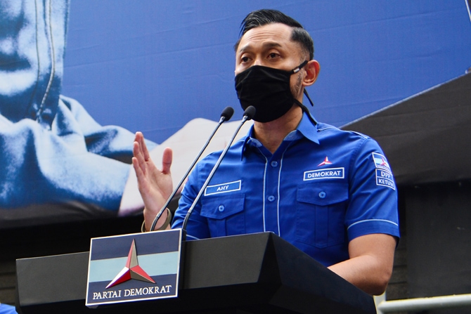 Ketua Umum DPP Partai Demokrat Agus Harimurti Yudhoyono (AHY) berjalan saat akan memberikan keterangan pers di kantor DPP Partai Demokrat , Jakarta, Senin (1/2/2021). AHY menyampaikan adanya upaya pengambilalihan kepemimpinan Partai Demokrat secara paksa, - Image