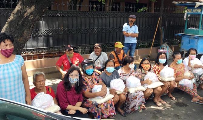 Gereja Bethel Indonesia jemaat House of Miracle (Home), Surabaya, merayakan Valentine’s day memberikan bantuan sembako kepada warga yang membutuhkan. (Istimewa) - Image