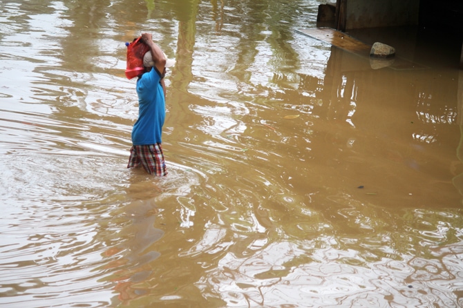 Banjir menggenani kawasan Cipinang Melayu, Jakarta Timur, Jumat (19/2/2021). Banjir di kawasan tersebut akibat curah hujan yang tinggi dan meluapnya air dari Kali Sunter. Foto: Dery Ridwansah/ JawaPos.com - Image