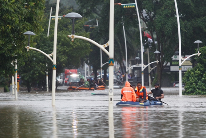 Evakuasi warga menggunakan perahu karet saat banjir merendam kawasan Kemang, Jakarta, Sabtu (20/2/2021). Intensitas hujan yang tinggi menyebabkan banjir di sejumlah wilayah Ibu Kota dan sebagian ruas jalan tidak dapat dilewati kendaraan. Foto: Dery Ridw - Image